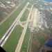 La pista dell'aeroporto di Bari vista durante il decollo
