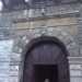 Un edificio in strada San Luca con architrave decorato dalla frase: Sub tuum praesidium sancta dei genitrix, che significa Sotto la tua protezione santa madre di Dio