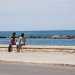 Il mare appunto. Siamo arrivati alla fine della strada e davanti a noi si apre la lunga costa dalla quale siamo separati solo da un basso muretto