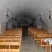 Sulla sinistra invece si accede nella navata della chiesa, inserita in un contesto fatto di chianche e di muri in pietra viva