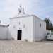 Scorgiamo la piccola cappella patronale, la chiesetta originale gi presente ai tempi della masseria. E completamente bianca e si presenta con un campanile a vela