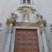 D'altronde anche la Cattedrale presenta per sulla cornice del portone dingresso entrambe la statue dei protettori di Bari, una accanto allaltra