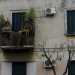 La frase "popoli che un giorno"  coperta da un balconcino