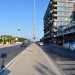 Ci troviamo sul lungomare, l dove cambia nome da Perotti in Trieste, su una strada divisa da un marciapiede che stranamente non funge solo da spartitraffico, ma crea una sorta di divisione fisica tra lenergia frenetica e rumorosa del mare e dei bagnanti e il desolante  silenzio dei tanti locali vuoti