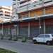 Il tratto distintivo della zona: una lunga serie di saracinesche abbassate, ricordo di ristoranti, bar, asili che un tempo avevano preso piede qui