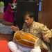 Un uomo suona il dholak, un tamburo indiano