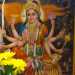 Eccoci finalmente dentro: ci colpiscono subito le statuette di porcellana e le tele raffiguranti alcune delle divinit pi importanti, tra cui Sharadiya Durga Puja, dalle tante braccia e dal sorriso allamaliante