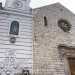 Sulla nostra sinistra infatti  impossibile ignorare la chiesa matrice in stile romanico di San Rocco, il luogo di culto pi frequentato dai valenzanesi. Costruita tra il 1586 e il 1595,  affiancata dalla torre civica dell'orologio, realizzata nel 1824 e caratterizzata da una nicchia che custodisce dietro un vetro protettivo una statua del patrono cittadino