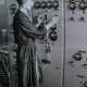 Un tecnico a lavoro nel centro radio trasmittente di Ceglie del Campo nel 1943