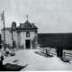 Piccolissima, si ergeva a strapiombo direttamente sul mare che in quegli anni lambiva la citt� vecchia (foto tratta dal "Calendario storico di Bari" di Alfredo Giovine)
