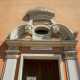 ...si legge un�epigrafe posta in corrispondenza dell�architrave barocco...