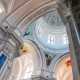 Al centro della navata principale, sulle nostre teste si staglia il cupolone, i cui pennacchi sono decorati con affreschi dell�artista Giuseppina Pansini