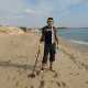 Giovanni con il metal detector sulla spiaggia