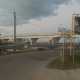 Inquadratura da lontano della fermata del bus su Strada Canestrelle (di giorno)