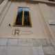 Sul lato che affaccia su via Pantaleoni � ancora visibile una freccia con all�interno una R in stampatello: durante la Seconda guerra mondiale indicava il rifugio antiaereo pi� vicino, l� dove ci si poteva riparare in caso di bombardamento