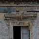 Le porte e finestre in legno, ormai divelte, sono per� sovrastate da eleganti decorazioni in pietra
