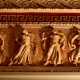 ...e un bassorilievo con quattro figure femminili romane posizionato sopra la porticina