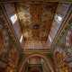 Il soffitto, anch'esso impreziosito di intarsi, � costellato di stemmi di nobili e papi