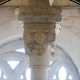 E sul capitello di una colonnina scoviamo anche il viso Federico II, che sembra vigilare sulla chiesa da lui voluta