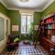 Ad esempio nello studio il verde delle pareti mette in risalto i colori delle mattonelle d�epoca decorate con forme geometriche e floreali