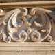 ...ma anche bassorilievi con conchiglie, fiori e ghirigori