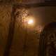 L�ambiente, illuminato dalla luce gialla proveniente da alcune lampade poste sul soffitto a volta...