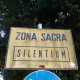 Sulla strada che conduce all'Abbazia spuntano dei cartelli in latino che invitano al silenzio