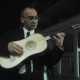 Giuseppe Petrella alle prese con la chitarra barocca