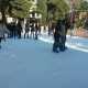 Alcuni ragazzi mentre pattinano sul ghiaccio della pista allestita in piazza Umberto