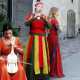Donne travestite da dame del medioevo suonano in prossimit� di un ristorante invitando i turisti ad entrare