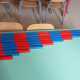 Aste colorate differentemente per l'apprendimento dei numeri: � un gioco montessoriano. L'insegnante Giovanna Pagano lo ha fatto da s�