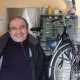Il 59enne Pinuccio Aceto, figlio di Domenico, continua ancora oggi a riparare biciclette