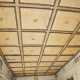L�ampio salone con soffitto ligneo a cassettoni e formelle decorative con volti umani lungo le mura
