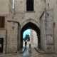 Tra i vicoli del borgo antico di Barletta, scolpita sotto l�arco del campanile della cattedrale di Santa Maria Maggiore, si trova una statuina alta 50 centimetri dal nome molto particolare