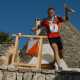 Un atleta di orienteering raggiunge un punto di controllo durante una corsa nel centro storico di Alberobello