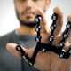 Il Dbglove, il guanto elettronico  che permette ai ciechi di comunicare tramite smartphone, indossato dal suo ideatore: il barese Nicholas Caporusso