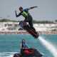 Il flyboard � una tavola nella quale sono innestati degli stivali collegati tramite un tubo a una moto d�acqua che genera una forza propulsiva tale da permettere all'atleta di volteggiare sul mare