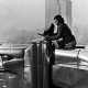 Foto del 1930 della fotografa statunitense Margaret Bourke - White arrampicata in cima all'Empire State Building