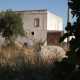 La masseria � raggiungibile prendendo inizialmente la via che porta a Casamassima per poi immergersi in un�intricato labirinto di stradine di campagna