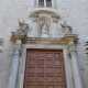 D'altronde anche la Cattedrale presenta per� sulla cornice del portone d�ingresso entrambe la statue dei protettori di Bari, una accanto all�altra