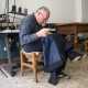 Il 79enne Giuseppe D�Ignazio mentre cuce un abito