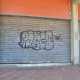 Le saracinesche chiuse (almeno 40), sono colorate solo dagli improvvisati disegni di qualche writers di passaggio