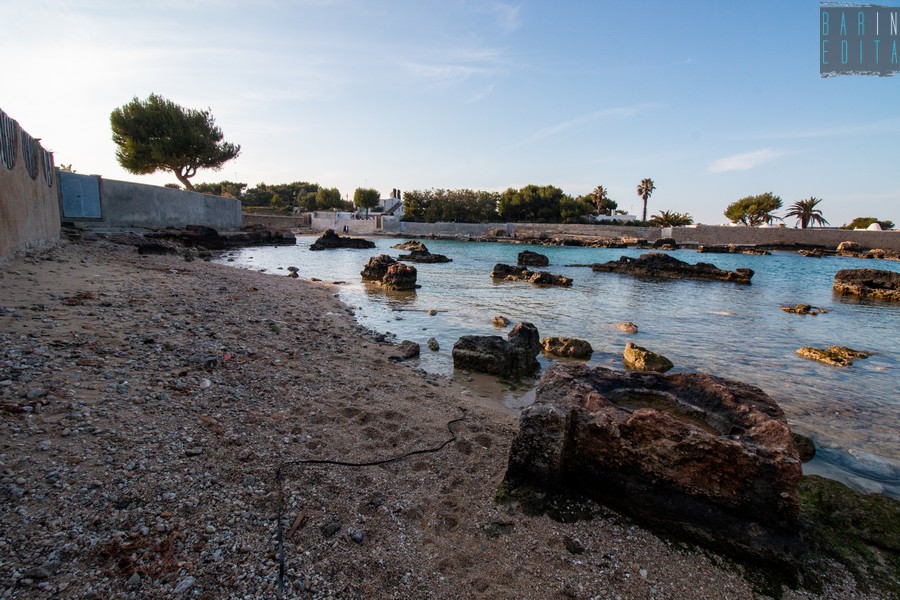 Polignano Di Fronte A Porto Cavallo Cè Un Piccolo Castello
