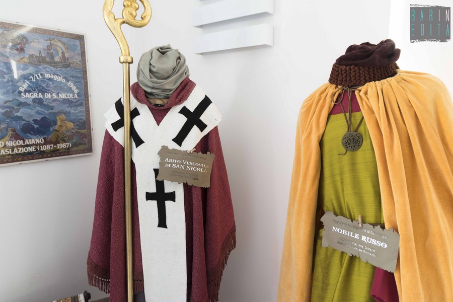 Costume San Nicola Di Bari Super Lusso Chiber – Mantello In Velluto, Abito In Pizzo E Broccato, Mitra E Stola Incluse – Taglia Unica Adulta (L/XL)