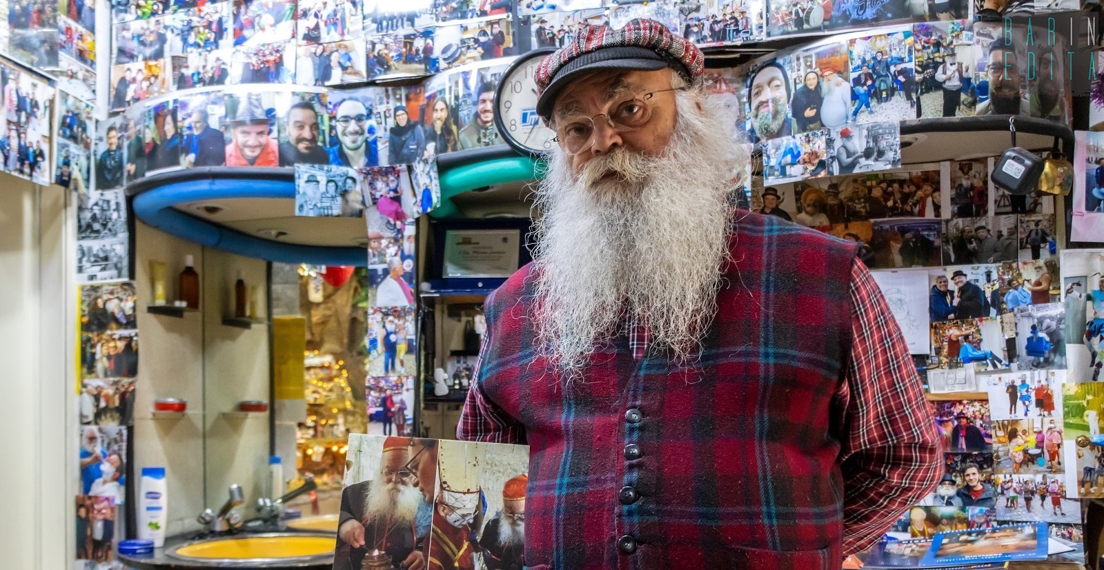 Putignano, quel colorato locale dove lavora e fa festa Mimmo: il barbiere  Babbo Natale | Barinedita - Testata giornalistica online