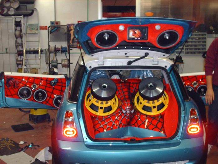 Mega stereo e musica ''a palla'': a Bari sfida tra auto a colpi di