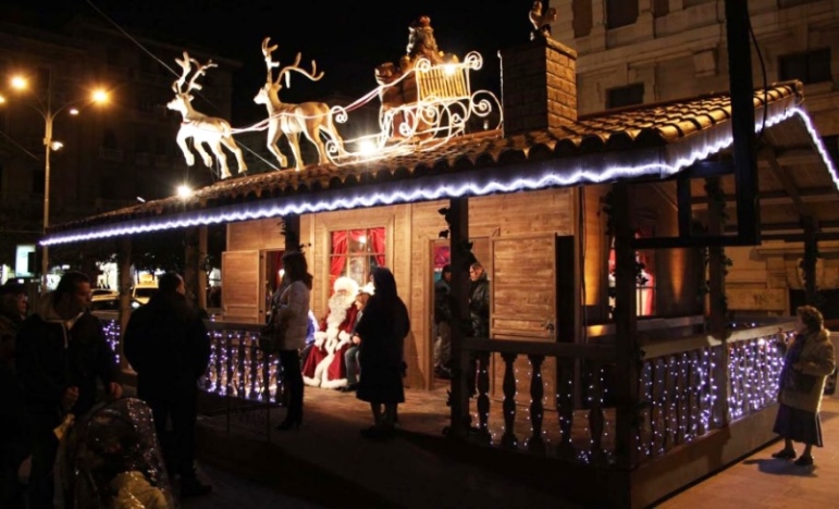 Spettacoli Di Natale Per Bambini.Bari Il Villaggio Di Babbo Natale In Piazza Umberto Spettacoli Giochi E Laboratori Per Bambini Barinedita Testata Giornalistica Online