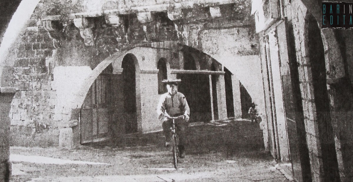 portare i tegami all'antico forno a legna in bicicletta